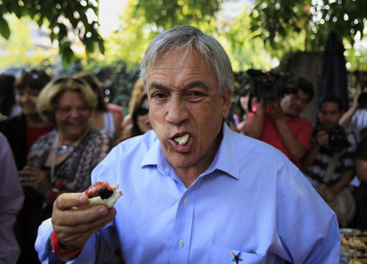 Piñera-comiendo-choripán