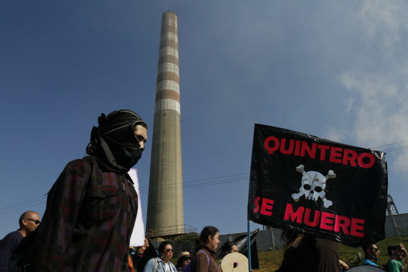 8 SEPTIEMBRE 2018/QUINTERO Nueva jornada de protestas se realizo en la Comuna de Quintero frente a las empresas contaminantes. En la imagen personas transitan frente a empresas contaminantes durante la marcha FOTO:YVO SALINAS/AGENCIAUNO