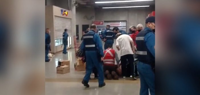 VIDEO: Ambulantes delincuentes atacaron a ocho guardias en el Metro Ñuñoa, uno de ellos quedó en estado de gravedad