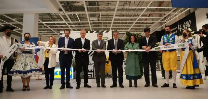 No se cansa de salvar al país: Mario Marcel asistió a la exitosa inauguración de IKEA y llamó a seguir invirtiendo en Chile