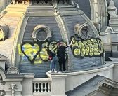 Octubristas incivilizados dibujaron sus cagás feas de grafitis en el techo del Museo Nacional de Bellas Artes