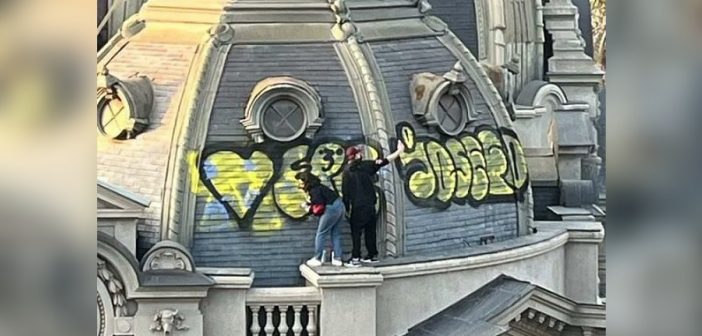 Octubristas incivilizados dibujaron sus cagás feas de grafitis en el techo del Museo Nacional de Bellas Artes